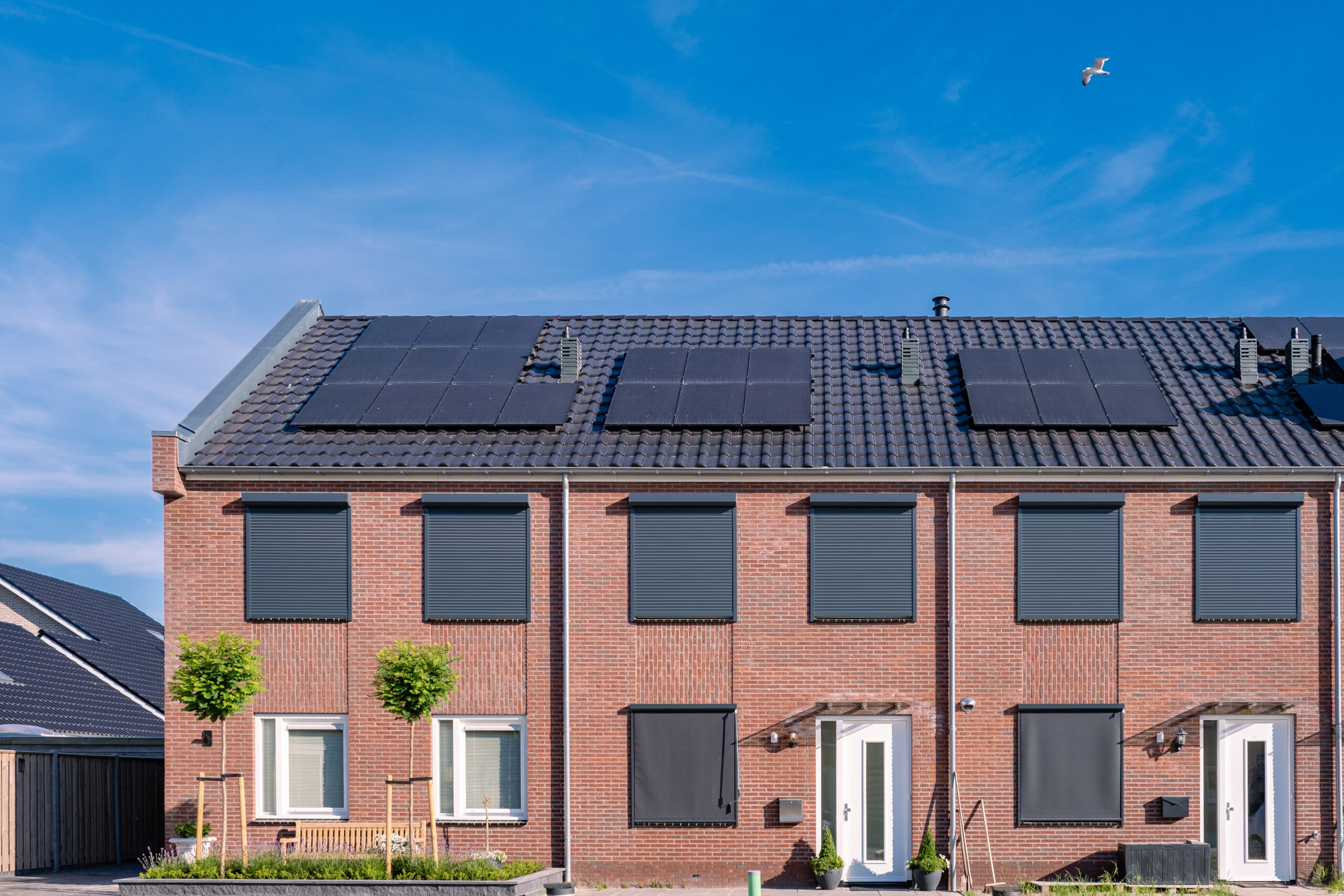 Zonnepanelen installatie zonnige dag